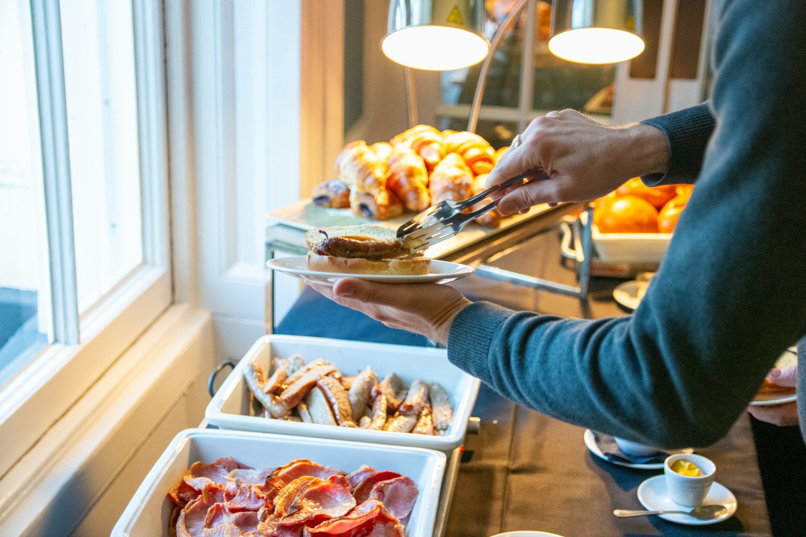 Buffet colazione hotel: salumi, croissant e servizio