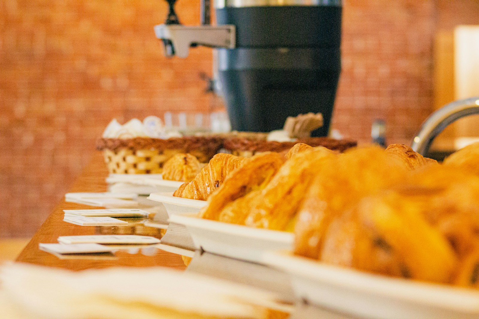 Croissant e pasticceria al buffet della colazione