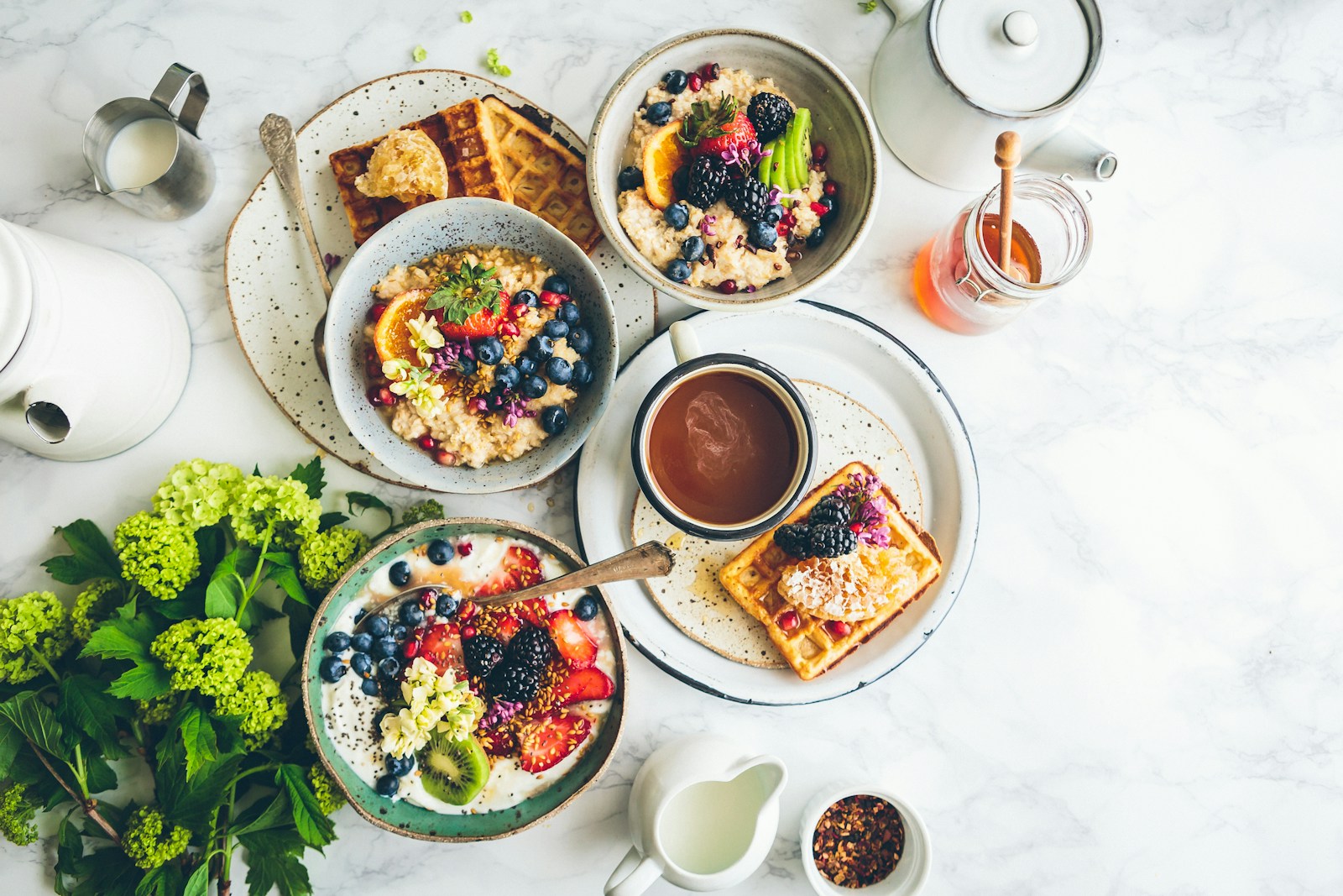 Colazione premium con yogurt, frutta fresca e waffle