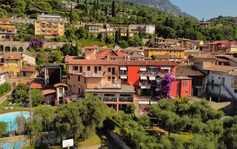 Vista aerea di Hotel Vittoria e Borgo Antico Apartments con piscina e giardino degli ulivi