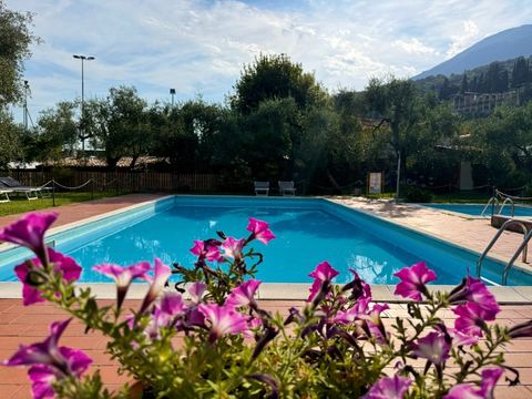 Seconda piscina con vista giardino e montagne, Hotel Vittoria