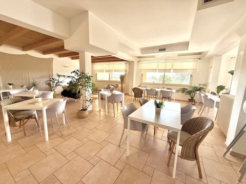 Sala colazioni ospiti con macchina del caffè