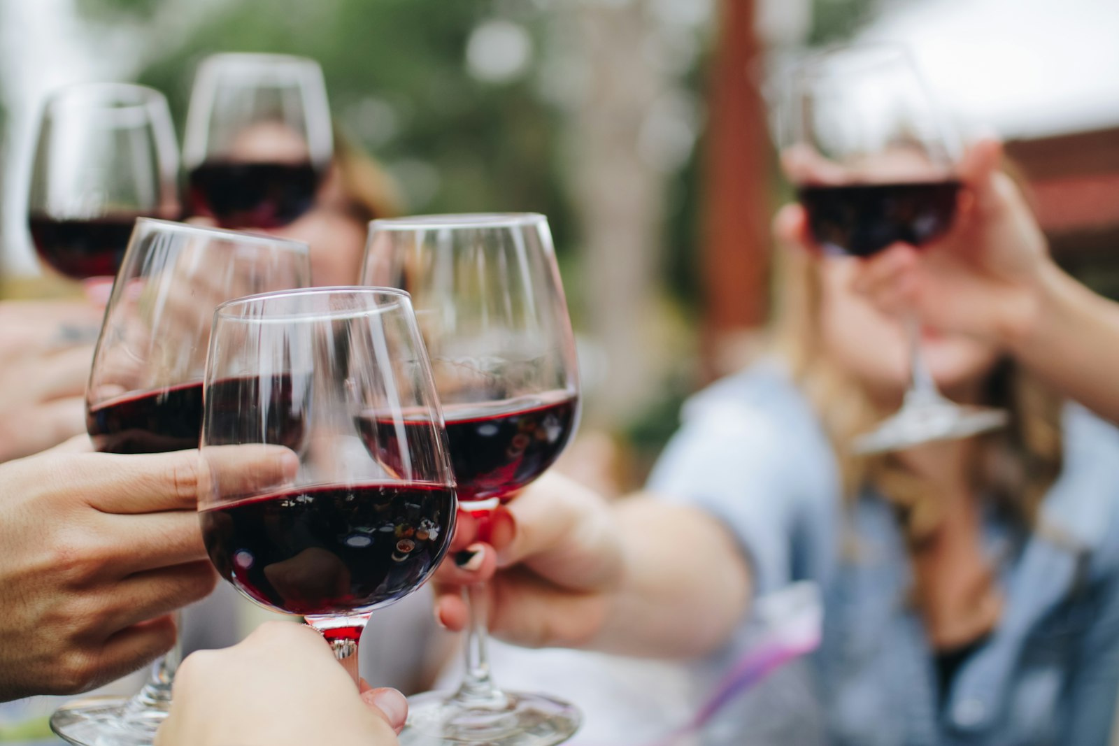 Glas Rotwein auf dem Tisch