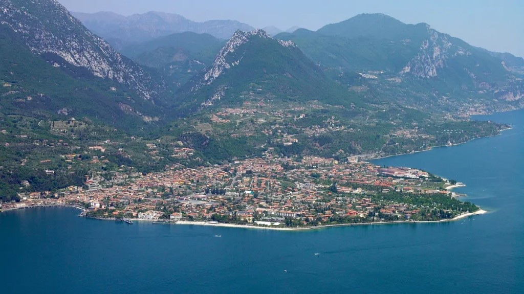 Luftaufnahme von Toscolano Maderno am Gardasee