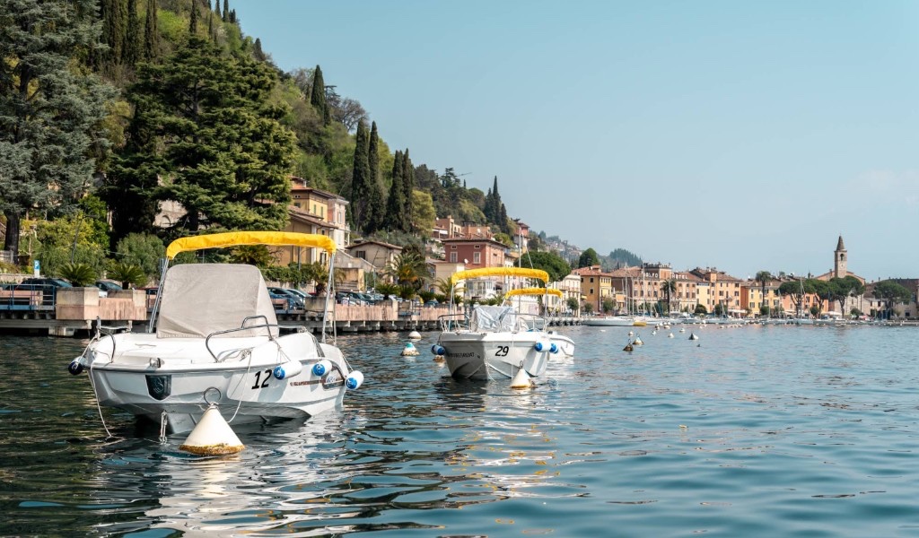 Leihboote im Hafen von Maderno am Gardasee